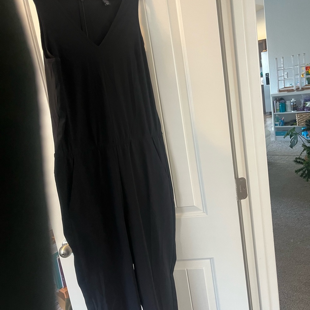 Athleta Black V-Neck Sleeveless jumper